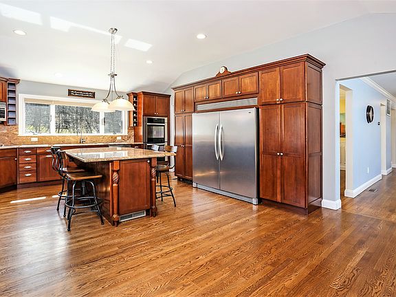 4th image of 2 Brady Ln
