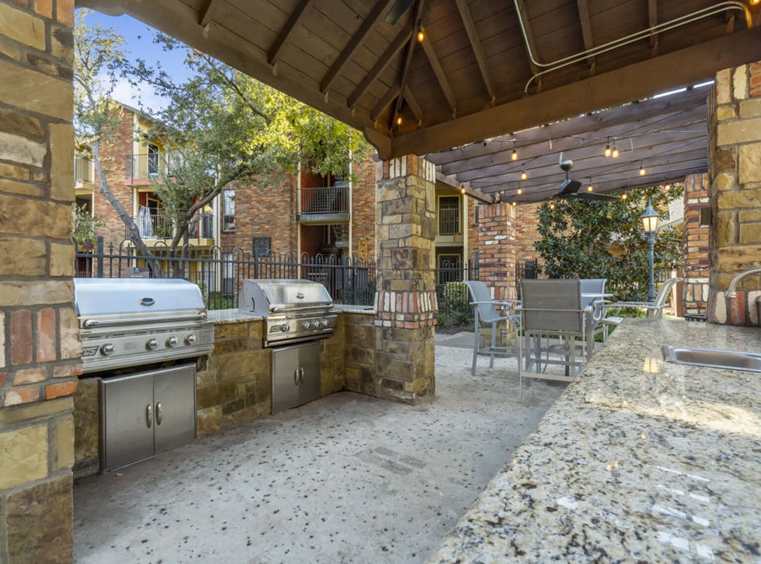 Chateau on the River Apartments — Photo 3