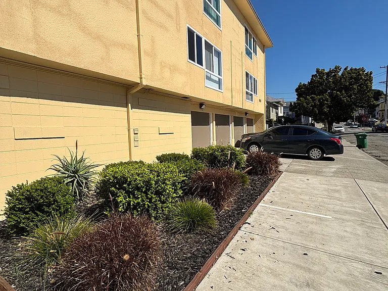 650 East 17th Street — Photo 12