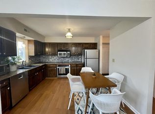 1352 Meadowcreek Dr APT G, Pewaukee, WI 53072