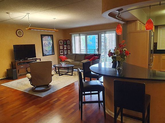 3rd image of 1636 Ashland Ave Unit 301