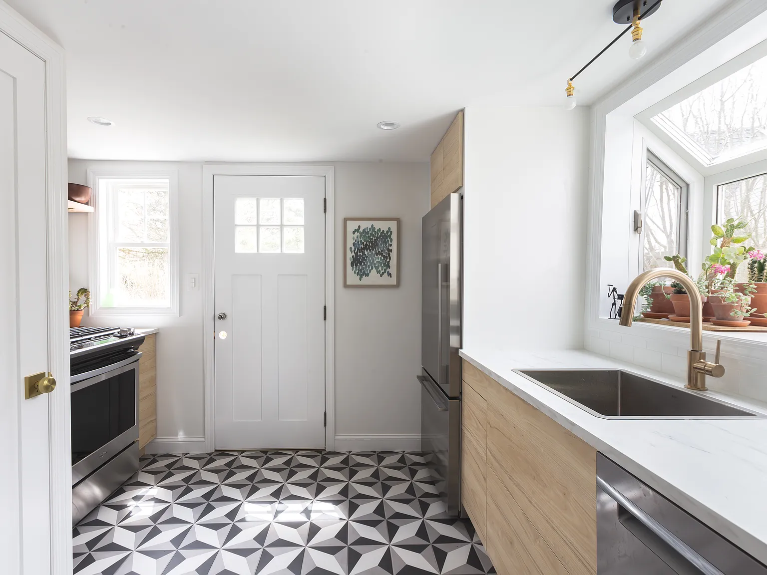 Bright & Tidy Summer Cottage steps to Sole East, Beach & Town! — Photo 4