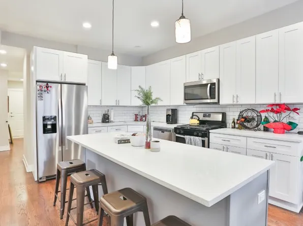 832 W Montrose Ave #1, Chicago, IL 60613