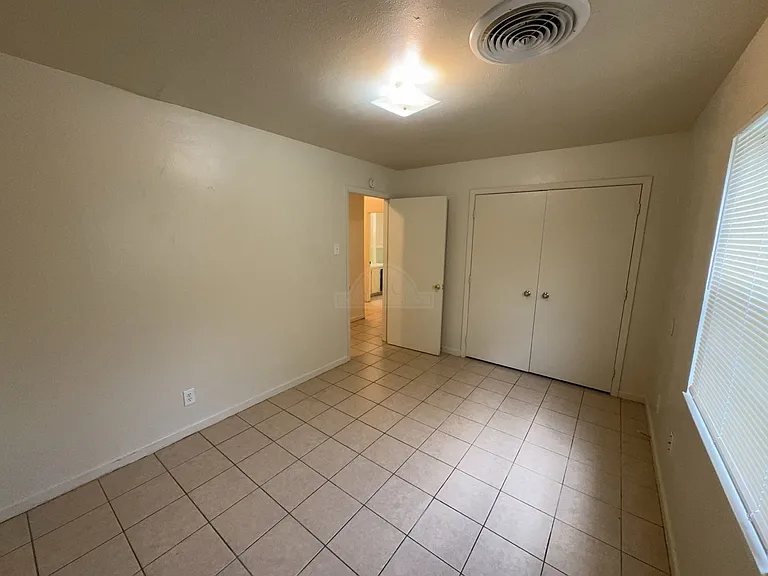 1214 Valentine St — Photo 11