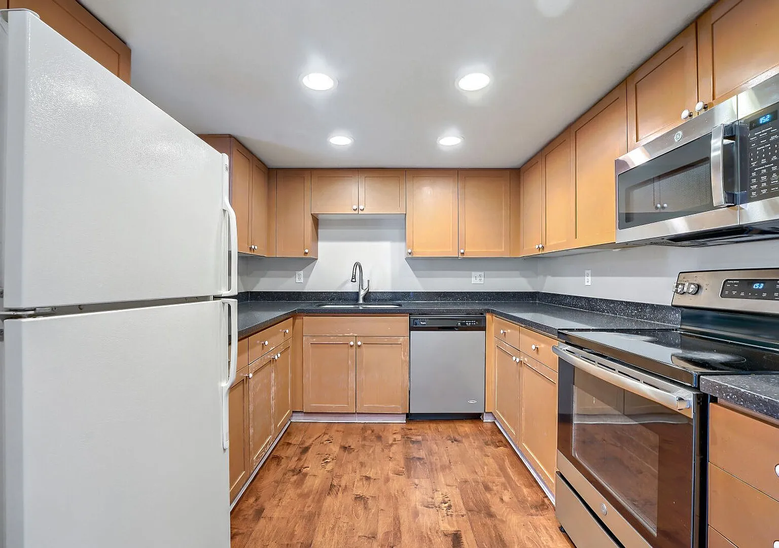 Charming 3rd Floor 2bed/2bath Apartment in North Bellevue! — Photo 1