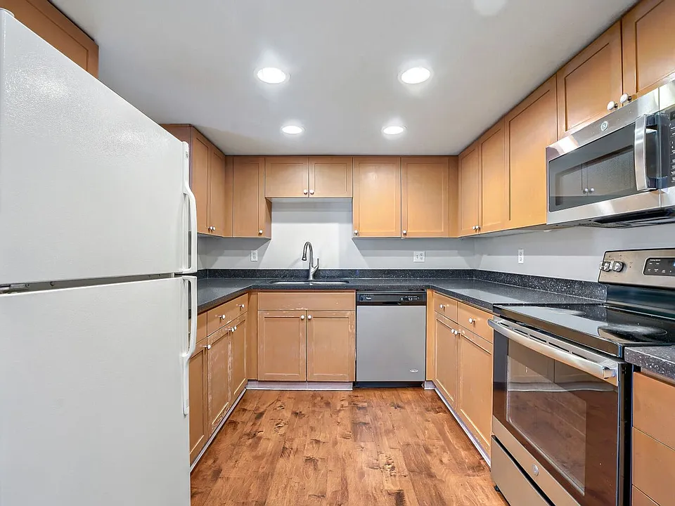 10424 NE 32nd Pl #C303