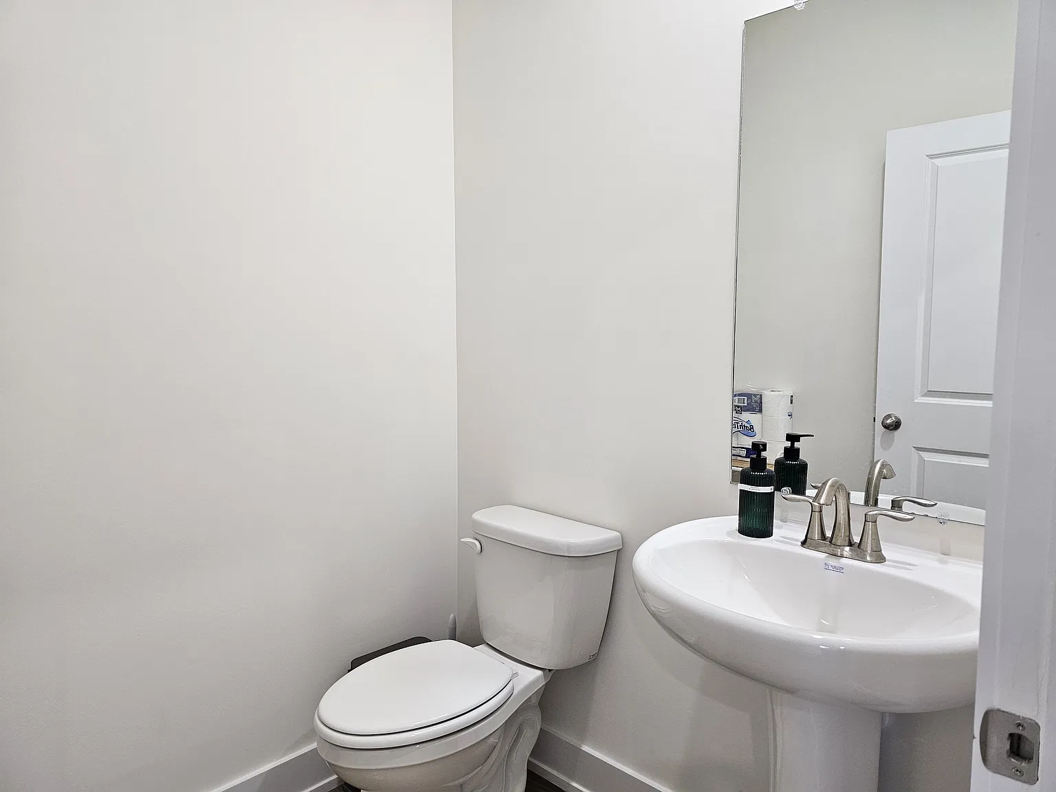 4 bed, 2.5 bath, 2890 sqft, $3,100 — Photo 4