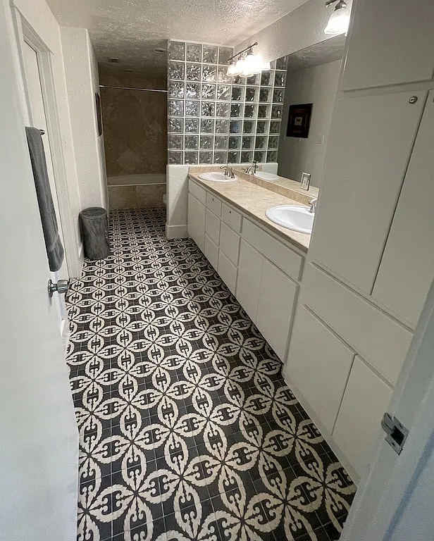 3 bed, 2350 sqft, $8,000 — Photo 3