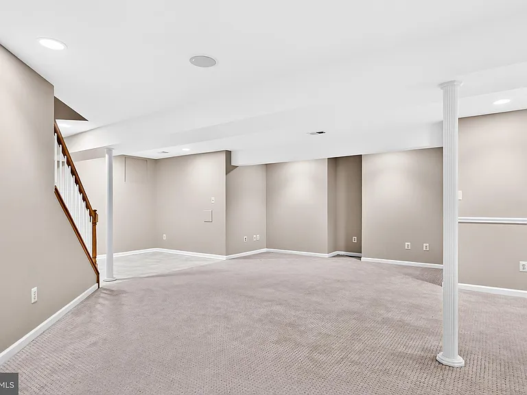 2207 Frank St — Photo 53