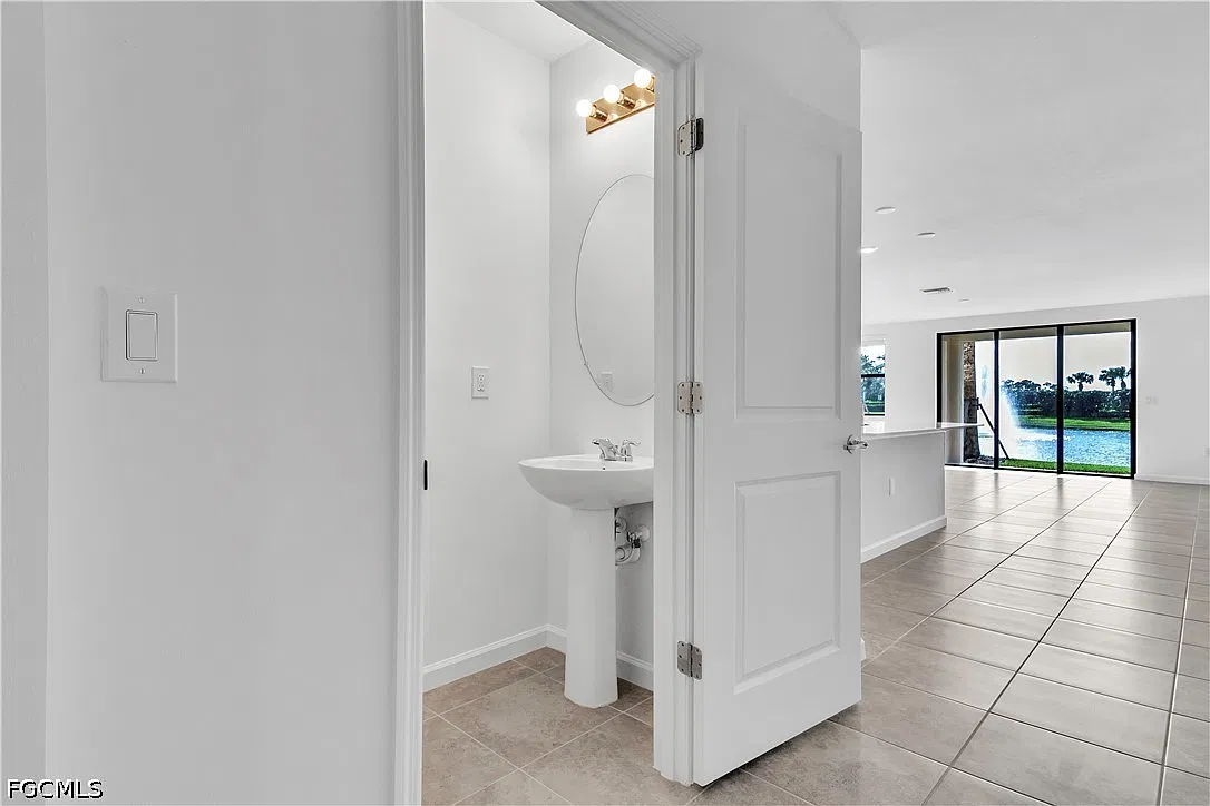 3 bed, 2.5 bath, 1679 sqft, $1,899 — Photo 3