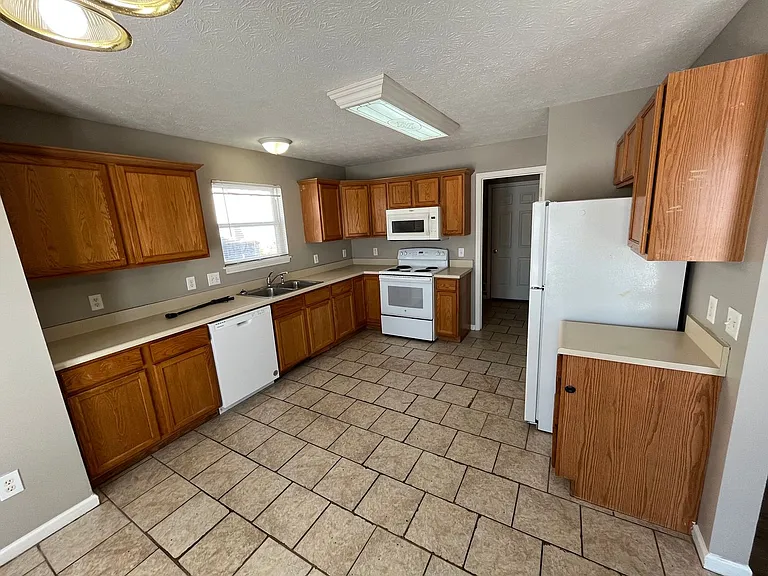 508 Fairington Ave — Photo 4