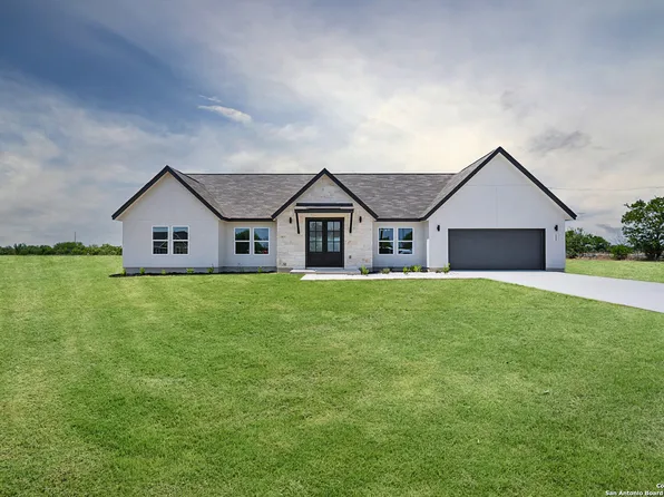 122 Ranchero Way, Natalia, TX 78059