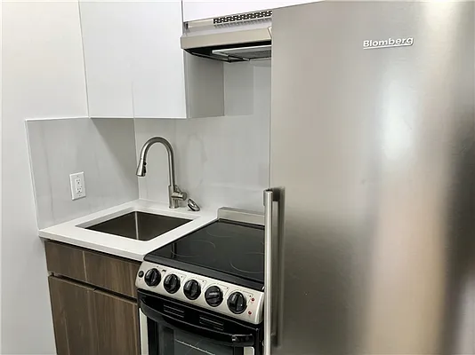 Rented by 18 REALTY | media 24