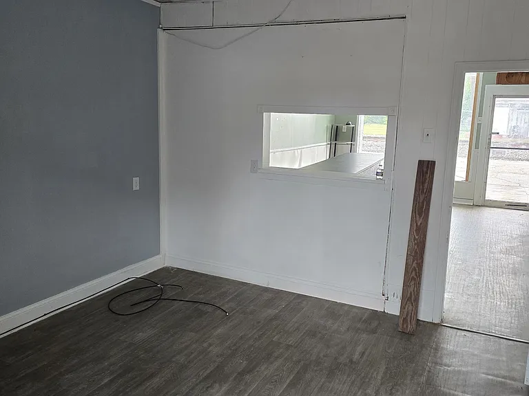 109 E Railroad St — Photo 4