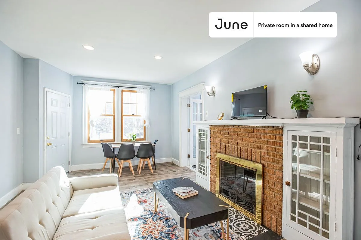 Queen bedroom in 7 bed/6 bath home in Dupont Park #1811 A — Photo 4