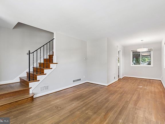 4th image of 11917 Centerhill St