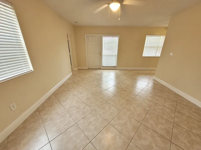 1701 NE 42nd Ct — Photo 8