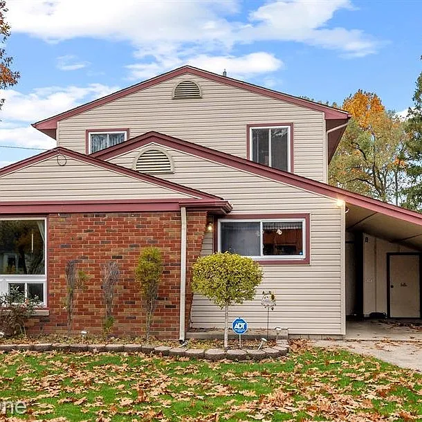 5658 Parkside St photo 1