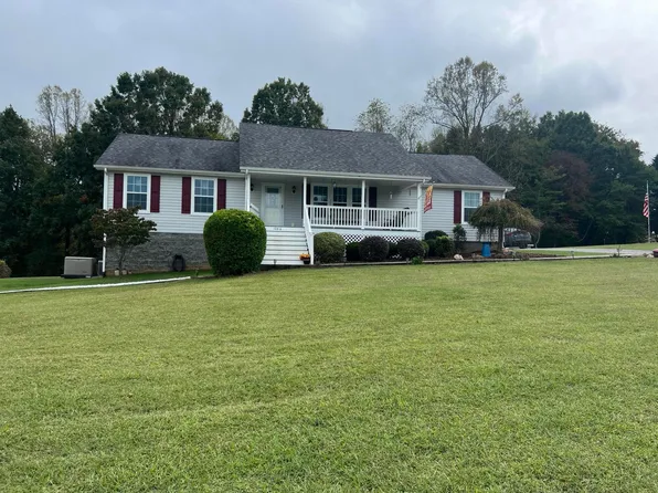 1086 Blackwater Hills Dr, Glade Hill, VA 24092