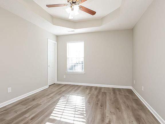 3rd image of 611 Glen Valley Trl
