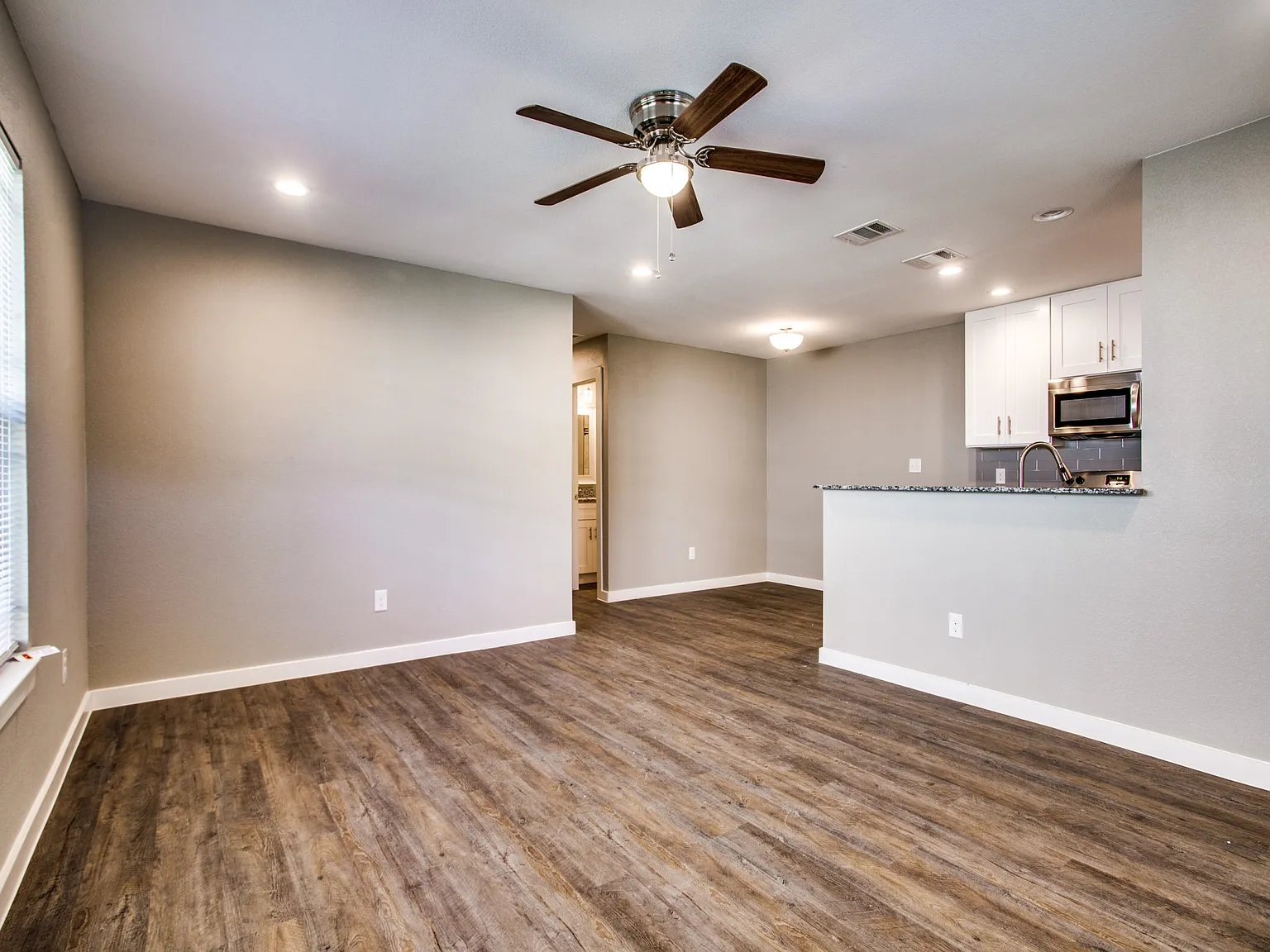 3 bed, 1090 sqft, $1,600 — Photo 4