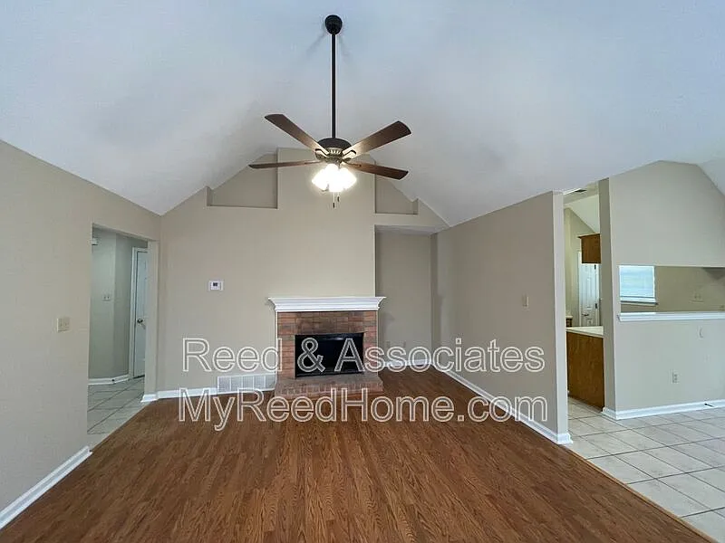 3 bed, 2.0 bath, 1330 sqft, $1,490 — Photo 3