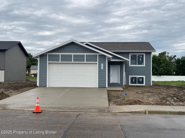 233 15th Ave E, Dickinson, ND 58601