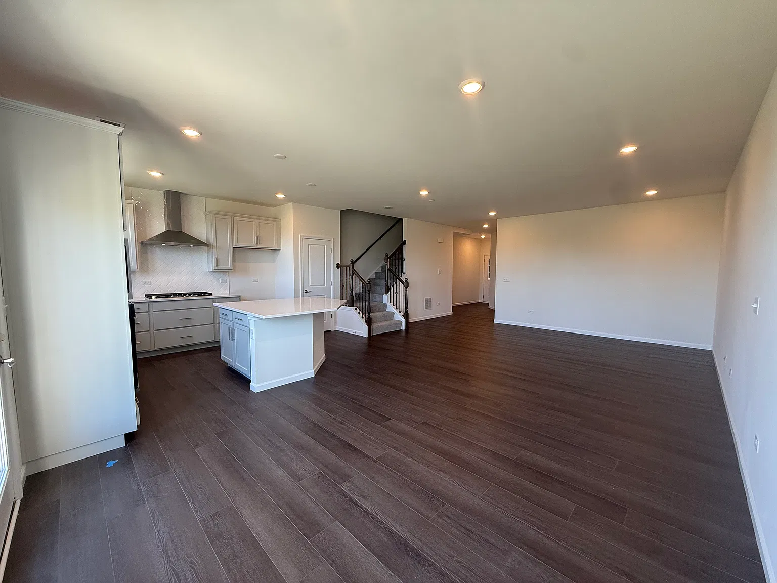 3 bed, 2.5 bath, 2020 sqft, $3,350 — Photo 2