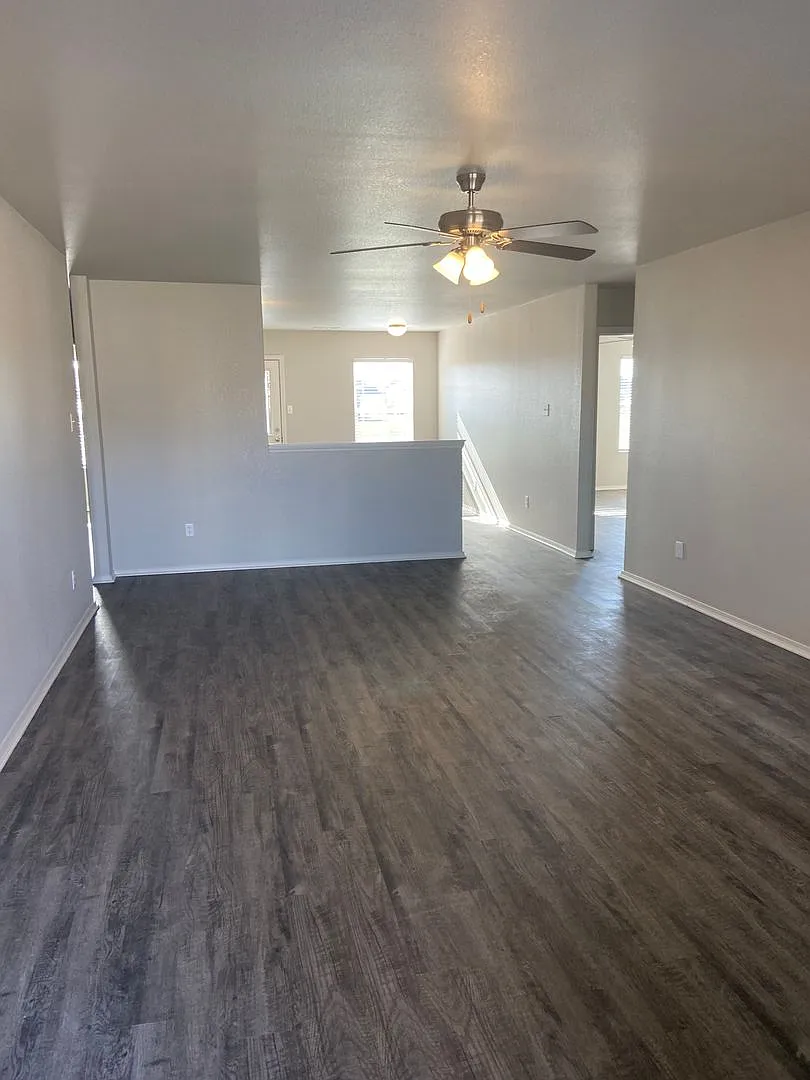 Coming Soon Pre-Lease Today! | Spacious 4-Bed, 2-Bath Bridlewood Home | Available 11/8 — Photo 4