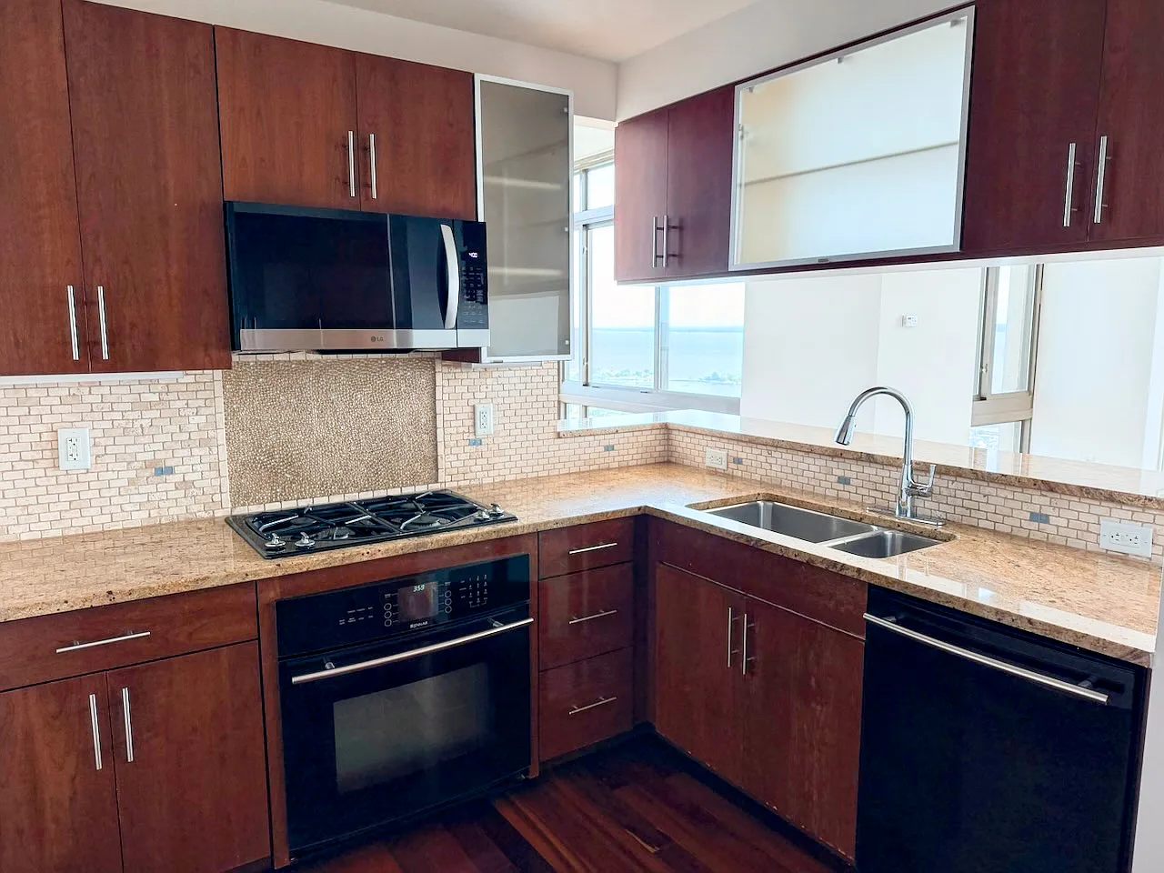 3 bed, 3.5 bath, 1676 sqft, $8,500 — Photo 4