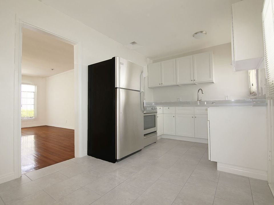 1st image of 1123 1/2 Larrabee St #4855320