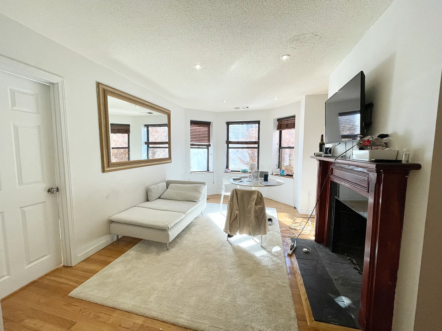 1 bed, 700 sqft, $3,600 — Photo 2