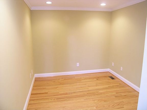 5th image of 823 S Montford Ave