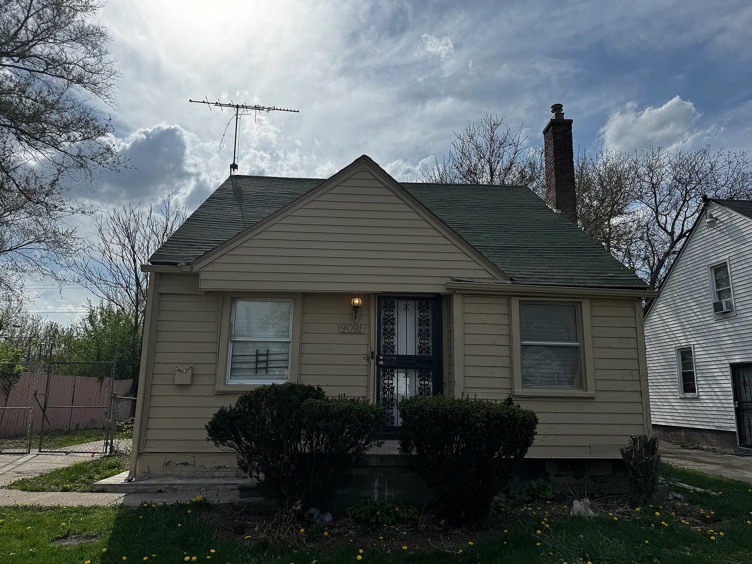 3 bed, 900 sqft, $1,200 — Photo 1