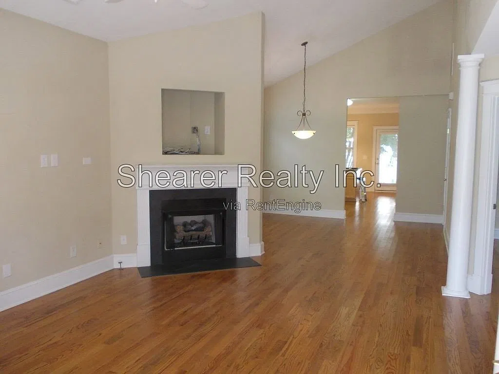 3 bed, 2.0 bath, 1292 sqft, $2,300 — Photo 3