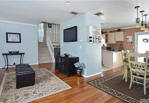 5th image of 3871 Clark St