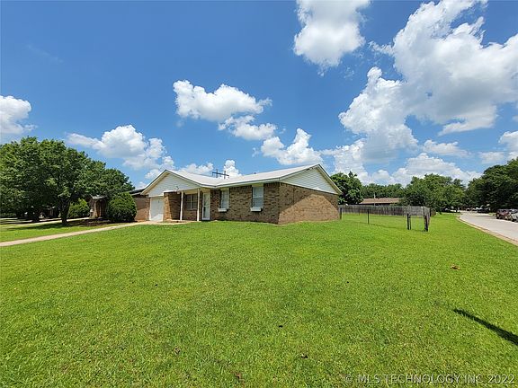 3rd image of 515 E Wood Pl S