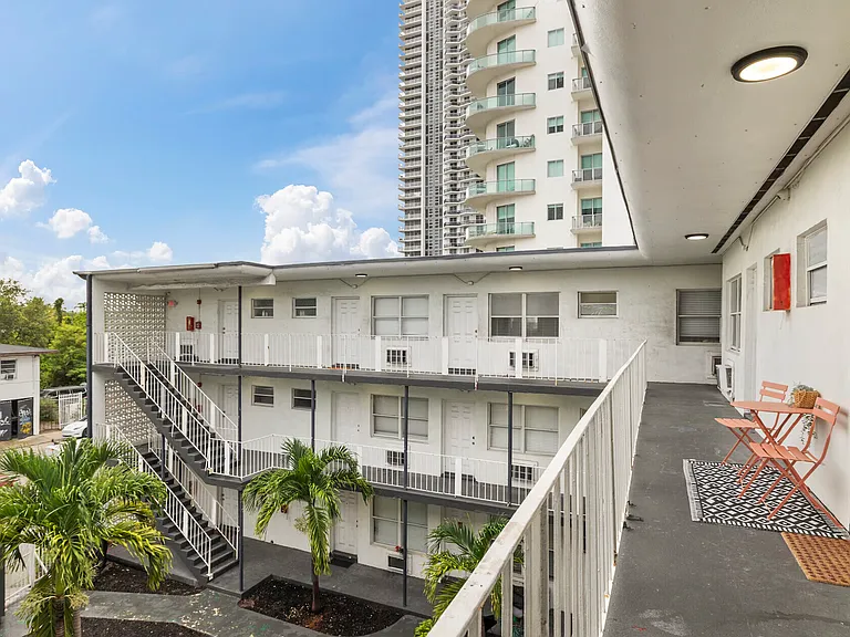 Brickell — Photo 2