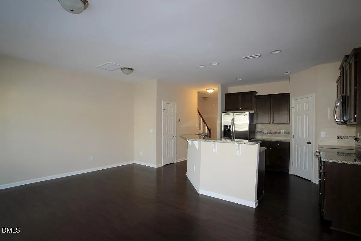 3 bed, 2.5 bath, 1458 sqft, $1,800 — Photo 3