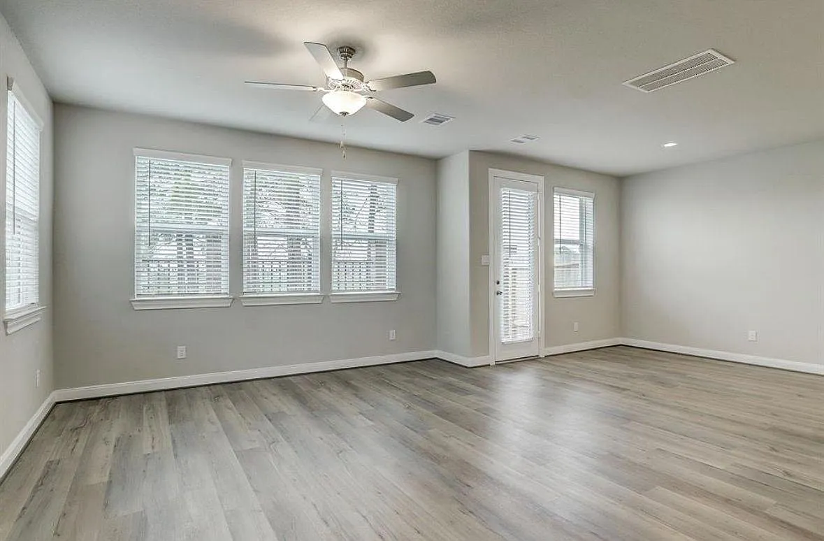3 bed, 2.5 bath, 2058 sqft, $2,500 — Photo 4