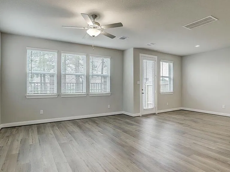 9826 Magnolia Village Ln — Photo 4