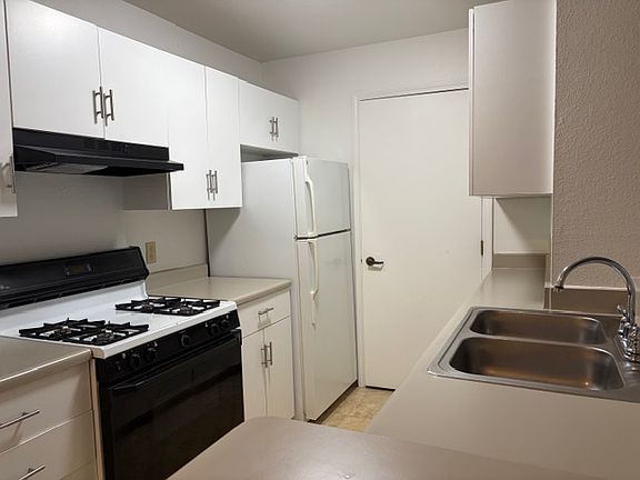 3rd image of 4674 Park Ln #4674