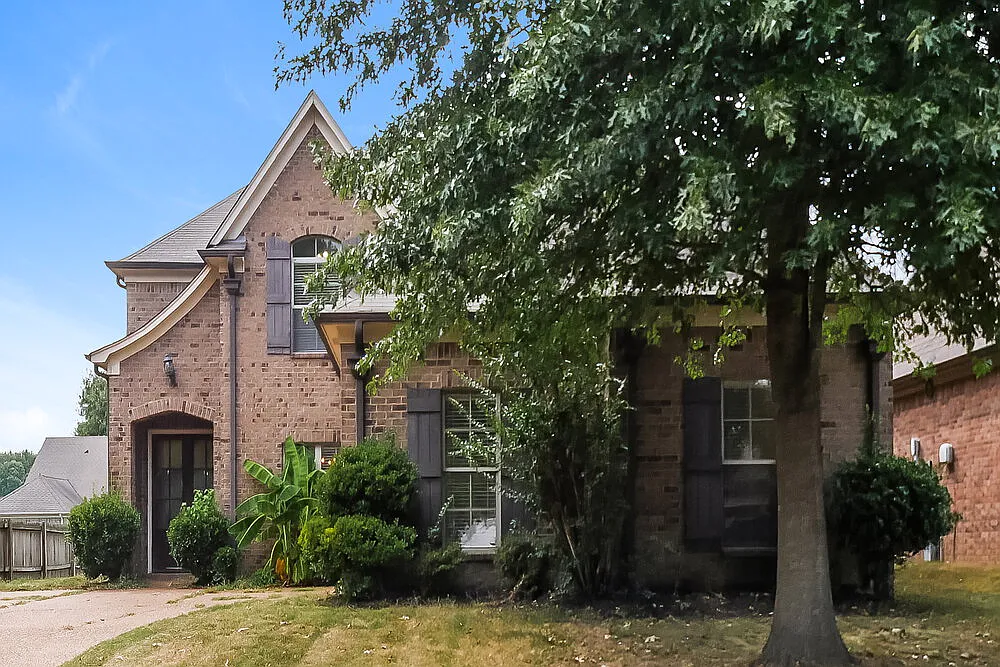 4 bed, 2.0 bath, 2026 sqft, $2,285 — Photo 1