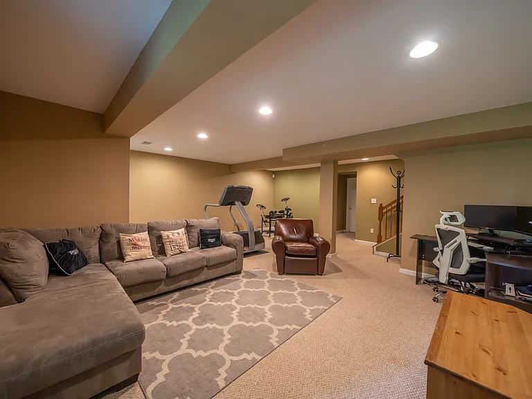 748 McCardle Dr — Photo 33