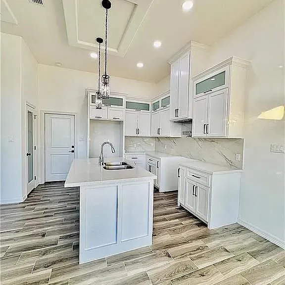 2304 E Tamarindo Ave — Photo 3