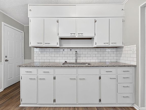 5th image of 2956 Valleyview Dr