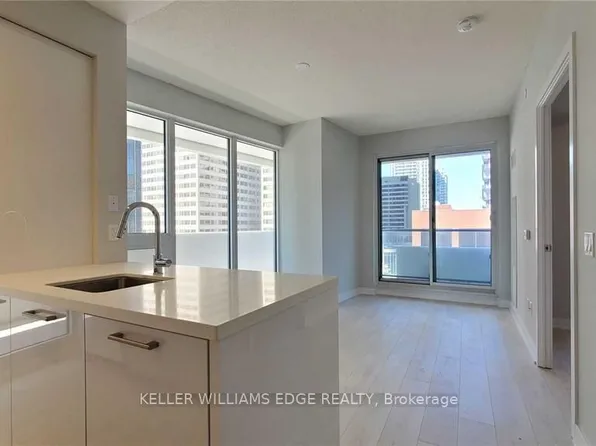 2221 Yonge St #809, Toronto, ON M4S 0B8