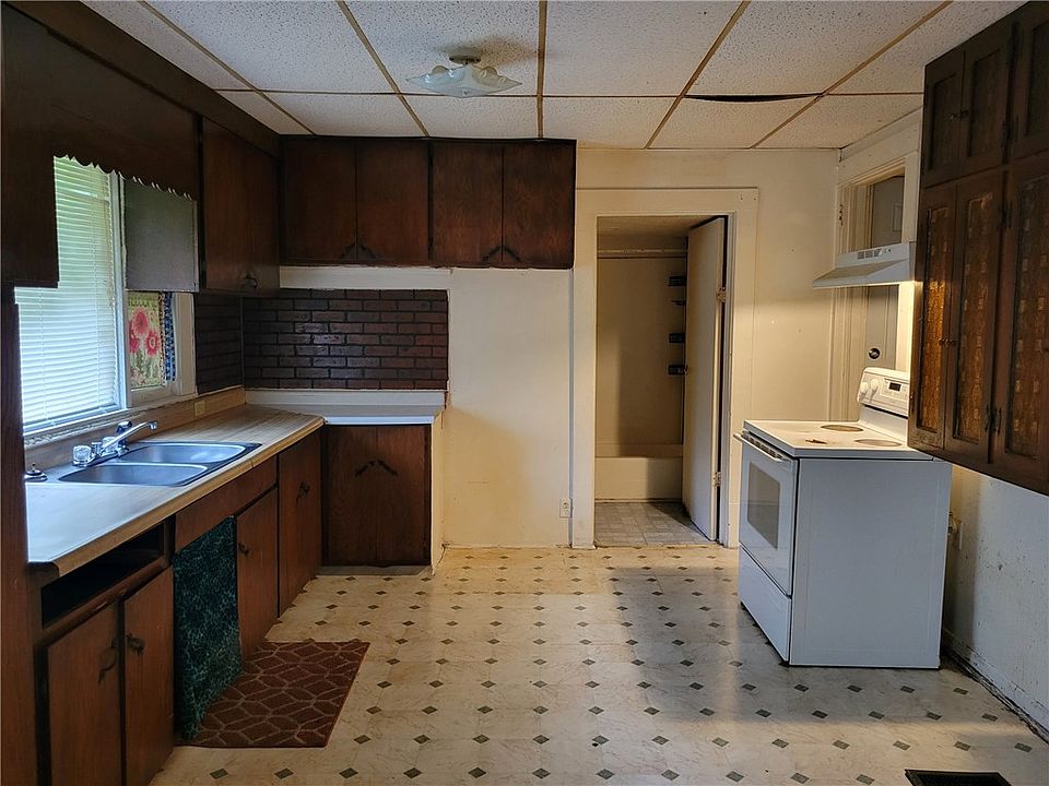 2nd image of 521 W Division St