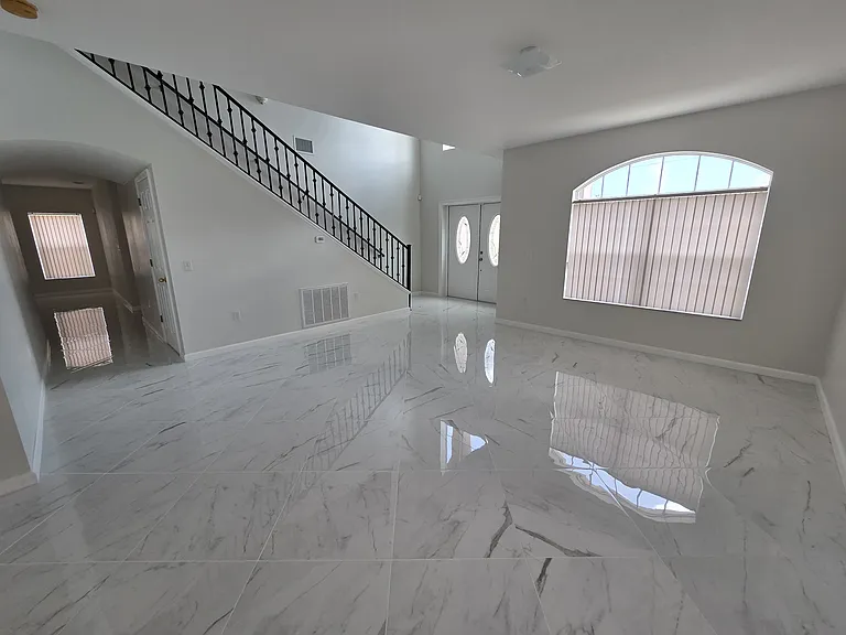 330 Aldershot Ct — Photo 5