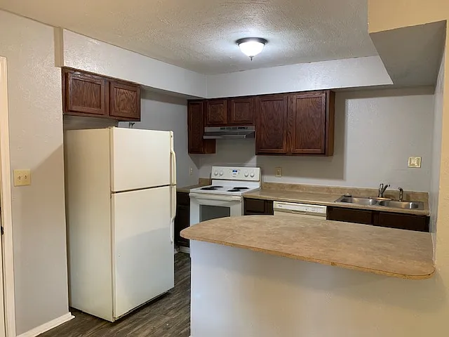 2 bed, 1000 sqft, $1,550 — Photo 3